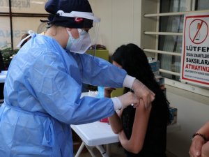 Aşı yaptıran esnafa kolonya ve maske hediye edildi