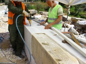 Antik kenti ayağa kaldırmak için iğneyle kuyu kazıyorlar