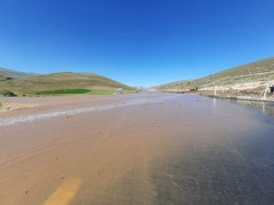 Su borusu patladı, yollar göle döndü