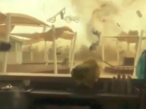 Antalya’da hortum ortalığı savaş alanına çevirdi