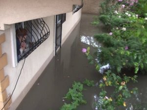 Üsküdar’da bir evin bahçesini su bastı bazı vatandaşlar mahsur kaldı
