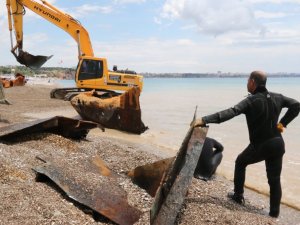 Dünyaca ünlü plajdaki 83 yıllık batık gemi karaya çıkarıldı