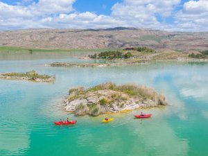 Bozkırın ortasındaki göl her yönüyle dikkat çekiyor