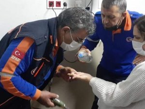 AFAD ekipleri, parmakta sıkışan yüzüğü çıkarttı