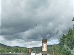 Biri damperi açık şekilde ilerledi, diğeri karacayı görüntüledi