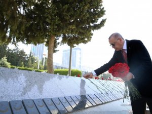 Cumhurbaşkanı Erdoğan, Bakü’de Türk Şehitliğini ziyaret etti