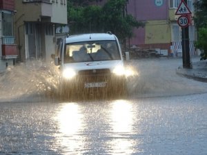 Bafra’da sağanak yağış hayatı olumsuz etkiledi