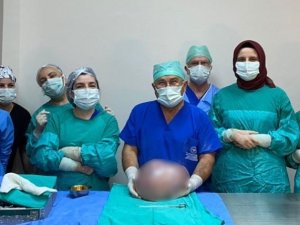 Gören hamile sandı, karnından 6,5 kilo kitle çıktı