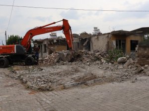 Nazilli’de metruk binalar tespit edilerek yıkılıyor