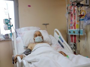 88 yaşındaki hasta "başparmak anjiyo" yönetimi ile hayata tutundu