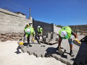 Kırsal mahallelerde parke taşı çalışmalarına start verildi