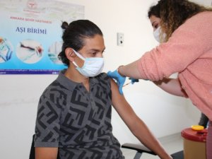 Covid-19 ile mücadelede 35 yaş ve üzeri vatandaşların aşılaması başladı