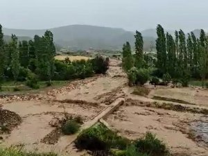 Sel sulama kanallarına zarar verdi
