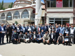 AK Parti’den mahalle başkanlarına sertifika