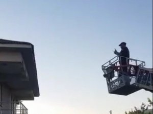 Bingöl’de çatıda ipe dolanan kırlangıcı itfaiye ekipleri kurtardı