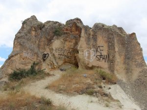 Kapadokya’da peribacalarına çirkin saldırı