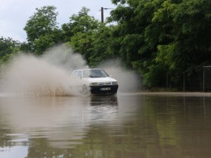 Edirne’de yağmur sonrası yollar göle döndü