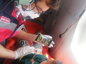 Ambulans helikopterdeki çocuk hastaya iyi hissetmesi için çizgi film izlettirildi