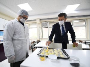 Bakan Selçuk, öğrencilerle pasta yaptı