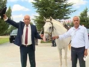 DYP’li eski Belediye Başkanı Demirel’in mezarına kıratla girdi