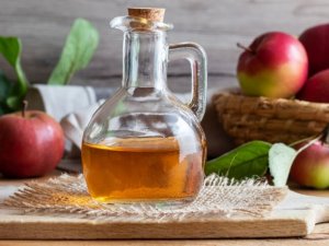 "Elma sirkesi, cilt lekeleri ve saç kırıklarına karşı doğal çözüm sunuyor"