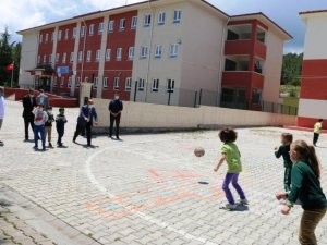 Müdür Başyiğit, okul bahçesinde öğrencilerle oyun oynadı