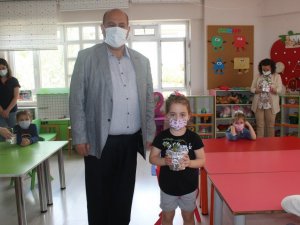 Osmaneli’nde anaokulu öğrencilerine saksıda çilek fidesi dağıtıldı