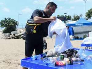 Denizden 4 saatte kilolarca atık çıkarıldı