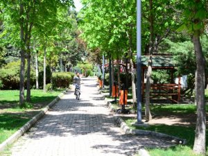 Kahramankazan’da parklar göz kamaştırıyor