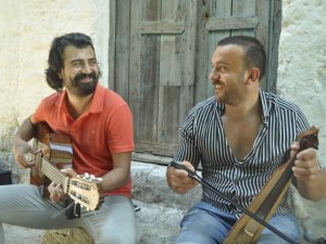 Ünlü şaire hayranlığı şarkı yazdırdı