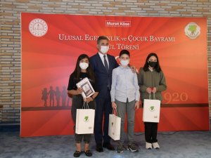 Mamak Belediyesi’nin düzenlediği ‘23 Nisan Yarışması’nın finalistlerine ödül