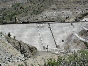 Gümüşhane’ye içme suyu sağlayacak olan Bahçecik Barajı’nın gövde yüksekliği yüzde 75’e ulaştı