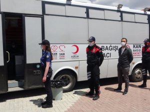 Uşak polisi, Kızılay’a kan bağışında bulundu