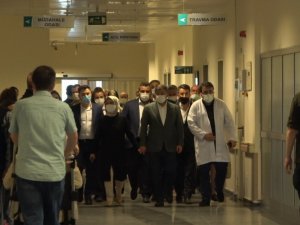 Davutoğlu konvoyunda yaralanan kazazedeleri ziyaret etti