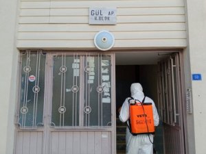 Belediyeden Covid-19 görülen apartmanlara müdahale