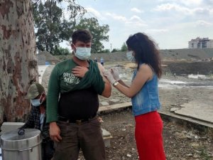 Mobil ekipten inşaat işçilerine aşılama