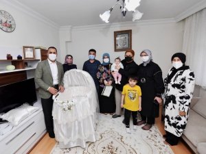 Bakan Yanık’tan, Beyoğlu’nda yeni doğan bebeğe ‘Hoş geldin’ ziyareti