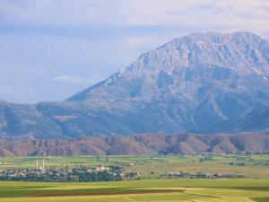 Kahramanmaraş’ta dağ, ova ve çiçeklerin renk cümbüşü