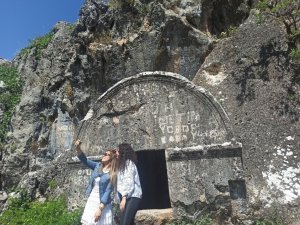 Roma döneminden kalan Kaya mezarlarına yoğun ilgi