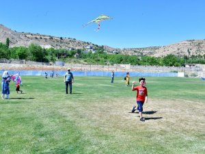 Yeşilyurt’ta babalar gününe özel uçurtma şenliği