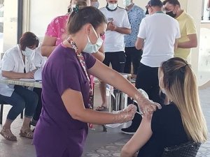 Söke’de kurulan mobil istasyonda Covid-19 aşısına yoğun ilgi