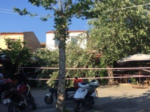 İkiye bölünen ağaç masaların üzerine devrildi, faciadan dönüldü