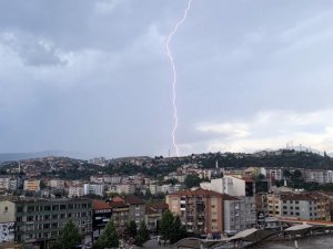 Önce şimşekler çaktı ardından dolu yağışı etkili oldu