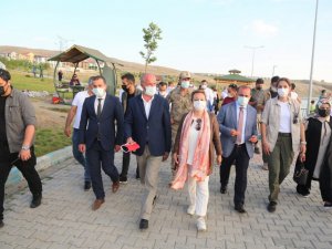 Bakan Yardımcısı Yavuz, Tuşba Belediyesinin halk plajlarında incelemelerde bulundu