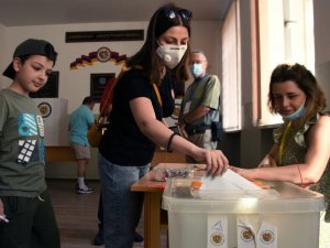 Ermenistan’da halk erken seçim için sandık başında