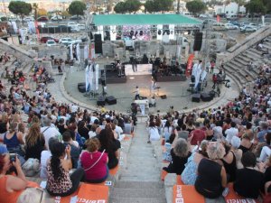 Ünlü isimler engelli öğrenciler için sahne aldı