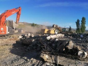 Diyadin’de vatandaşların güvenliği için metruk binalar yıkılıyor