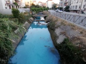 Sulama kanalının rengi maviye döndü, vatandaşlardan ihbar yağdı