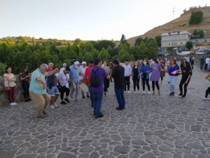 Bin yıllık köprüde tarihi halay