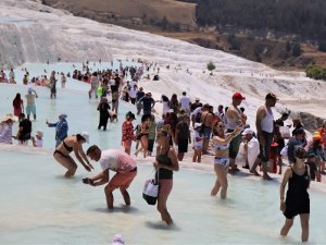 Beyaz cennet Pamukkale’ye yerli ve yabancı turistlerden yoğun ilgi